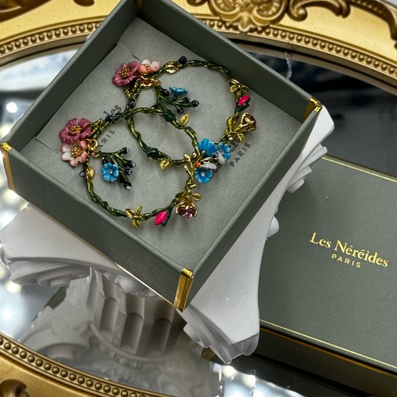 🆕 LES NEREIDES 🧿 NIB Rose D'Orient Large Hoops with Flowers, Berries & Bees - Picture 15 of 15